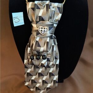 Geometric Pattern Silk Tie Necklace with Heart Brooch - Black & Gold